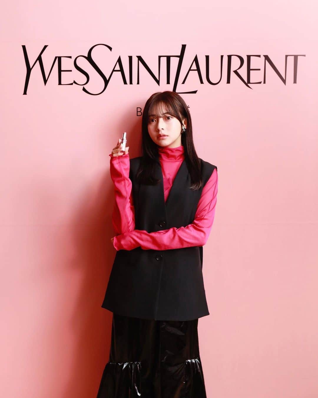 千葉祐夕のインスタグラム：「@yslbeauty   イヴ・サンローランの人気のツヤリップ「ルージュ ヴォリュプテ キャンディグレーズ」から3/24に新色が発売されたという事で、新色発売イベントに参加させて頂きました。  グロスを超えたツヤとカラーでキャンディ コーティングする、スキンケア成分約78％配合の潤い溢れるケアバーム リップスティック。 新色の３色は、トレンドの“Y2K”メイクにぴったりの、つややかでジューシィなヌーディカラーがラインナップ。   ピンクに囲まれた会場でとても素敵でした 💭  #YSL #キャンディグレーズ #PR」