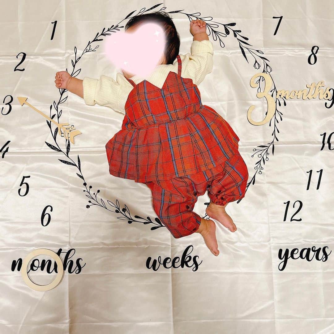 のインスタグラム：「. 今日で娘が産まれて3ヶ月目♡  3ヶ月前、娘を産んだ日が遠い昔のように感じます ２年前くらいに産んだ気分（笑）  3ヶ月間あっという間だったんだけど、 思い出そうとすると全部が遠い昔に感じます なんなんだろう、この感覚（笑）  体重は5.7キロになって、 身長も60センチになりました  産まれた時より2500g増えて、 身長も10センチ伸びました👶  最近はママのことをしっかりわかるようになって、 私が来ると笑ってくれたり 泣き止んだりするので ますます可愛いです💕  これからも、元気にすくすく育ってくれますよーに✨ いつか一緒にケーキ作りしたいな♪  今日の夜ご飯は旦那の好きなサイゼ風メニューにしました ケーキは春らしく苺のレアチーズケーキを作りました🍓 好評で良かったです  まさか、私がケーキ作るなんて独身時代からすると想像つかないよね😂  #井口眞緒 #新米ママ #新米ママと繋がりたい #赤ちゃん #赤ちゃんのいる生活 #赤ちゃんのいる暮らし #3ヶ月ベビー #3ヶ月バースデー #0歳 #女の子ベビー #女の子ママ #手作りケーキ #手作りケーキでお祝い」