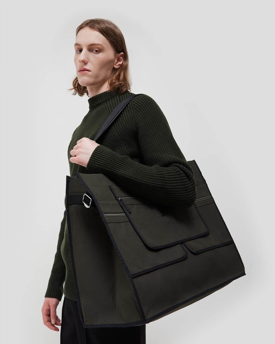 ウォントのインスタグラム：「The bigger the better.⁠ ⁠ Discover our XL handbag offering, including the Kiev and Austin Totes, in store and online at wantlesessentiels.com⁠ —⁠ Découvrez notre offre de sacs XL, notamment les sacs Kiev et Austin, en magasin et en ligne sur wantlesessentiels.com」