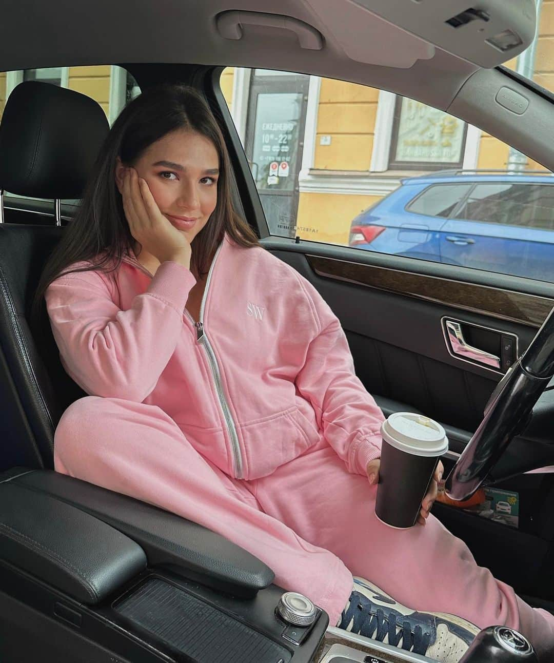 スタニスラワ・コンスタンチノワのインスタグラム：「UberPink👛  Отличный костюм от @streetwolf.ru」