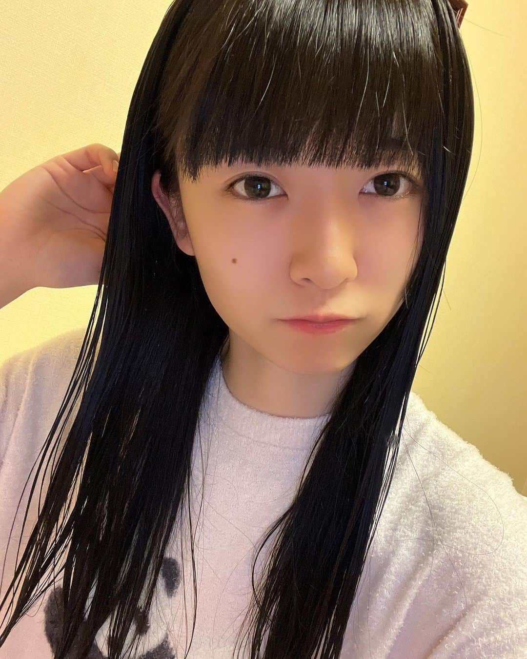 橋本美桜のインスタグラム：「とってもさっきの橋本です。 寝たらもう全国ツアー福岡公演だ、、、！💭 ⁡ ⁡ ⁡ #アイドル #IDOL #偶像 #パッツン前髪 #ロングヘア  #黒髪 #黒髪ロング #黒髪ストレート #ストレートヘア #部屋着 #パジャマ #gelatopique #ootd ⁡」