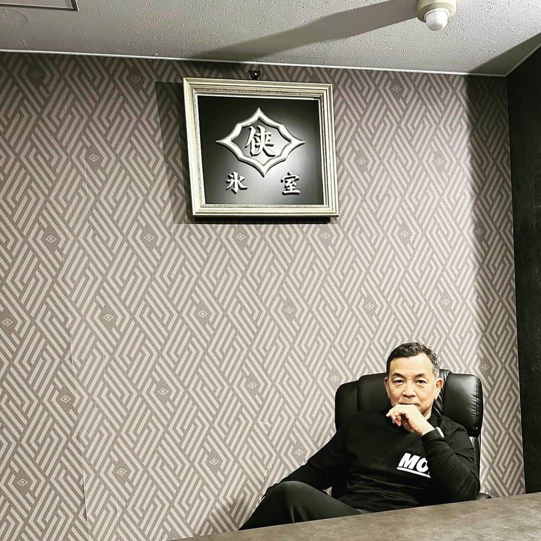 中野英雄のインスタグラム：「なかなか良い気分‼️  いつか乗っ取ってやる！  #日本統一#instagood  #enjoy #japan #happy  #mobstar #fashion」