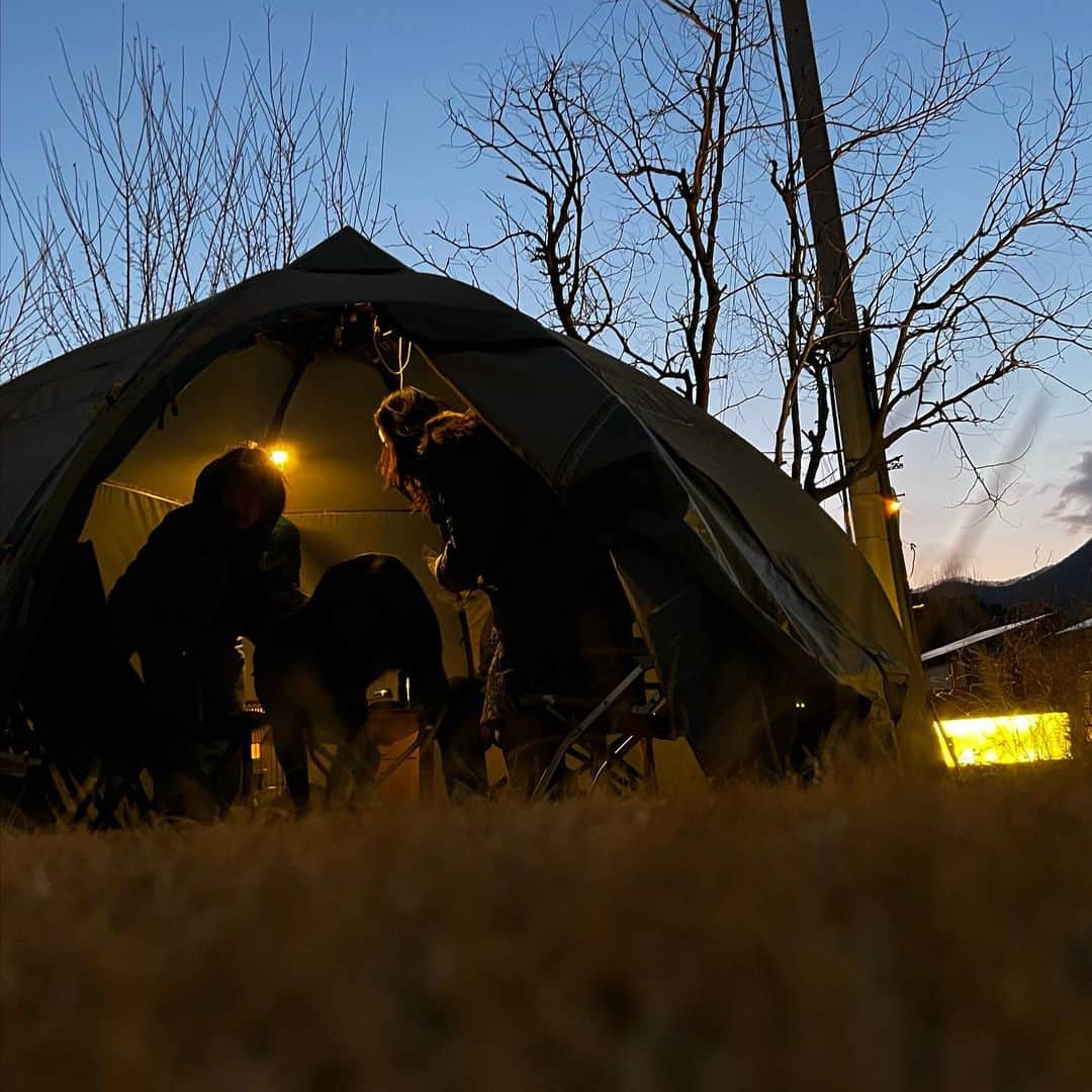 イ・チョニさんのインスタグラム写真 - (イ・チョニInstagram)「마당에서 캠프 #혜진 #소유 #케로」3月24日 23時09分 - chuny012