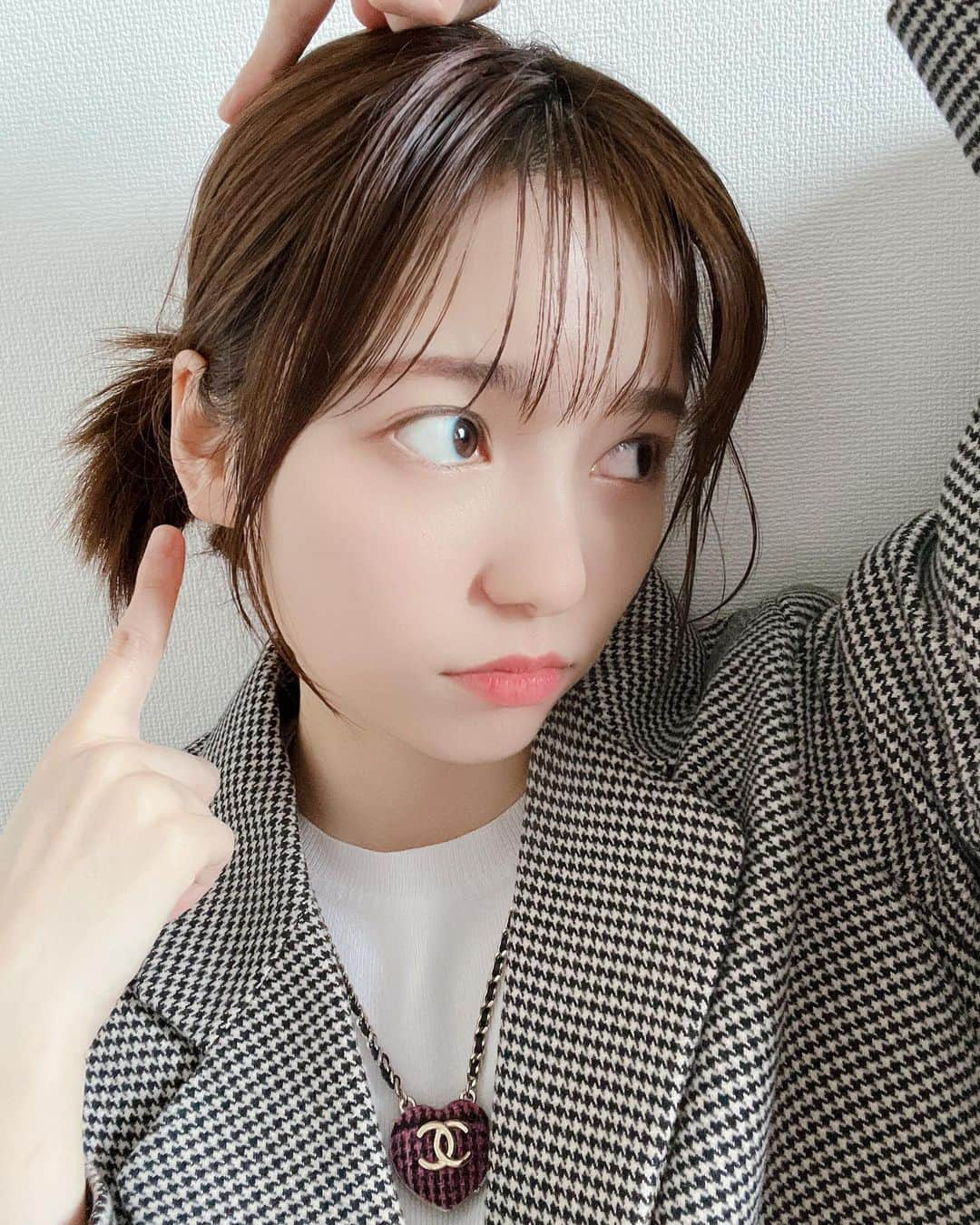 島崎遥香のインスタグラム：「雨の日が続くね🥲 わんちゃんのお散歩はどうしてますか？  雨の日は髪の毛もうねうねになるのでまとめ髪（セットが面倒な時もこれ🙄）」