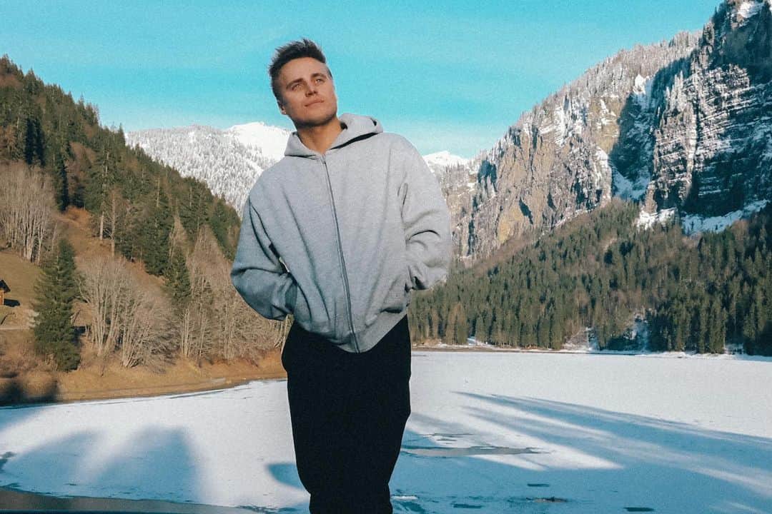 Klingandeのインスタグラム：「Felt great to be back up there!  🫧🏔️  Thank you @electromountainfestival and @portesdusoleil for letting me play in such amazing places.」