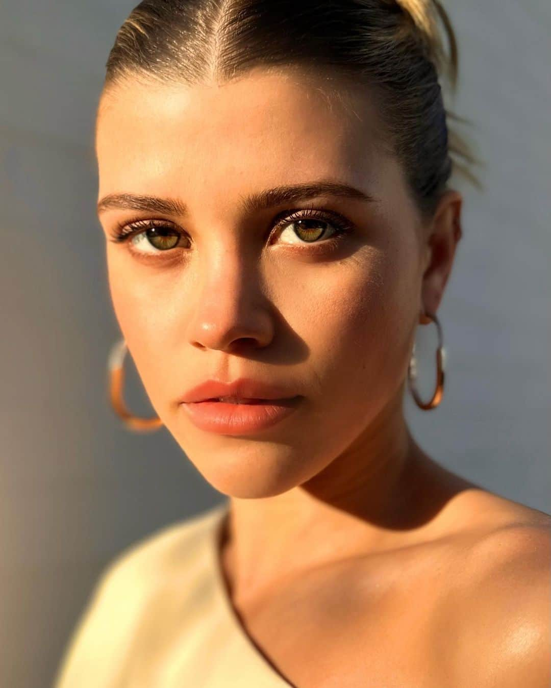 Kara Yoshimoto Buaさんのインスタグラム写真 - (Kara Yoshimoto BuaInstagram)「Sofia Richie in a warm sunset palette styling @liatbaruch_  hair @hairbyyuichi  #makeupbykarayoshimotobua   #sofiarichie」3月24日 23時14分 - karayoshimotobua