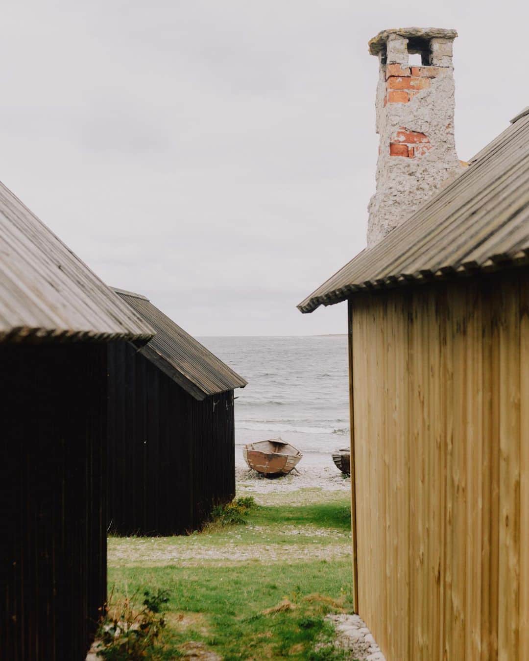 Kinfolk Magazineのインスタグラム：「Baltic Sweden 🛶  On the trail of Ingmar Bergman in Gotland and Fårö, part of Sweden's windswept archipelago.  (Photo: @staffansundstrom for Kinfolk Islands)」