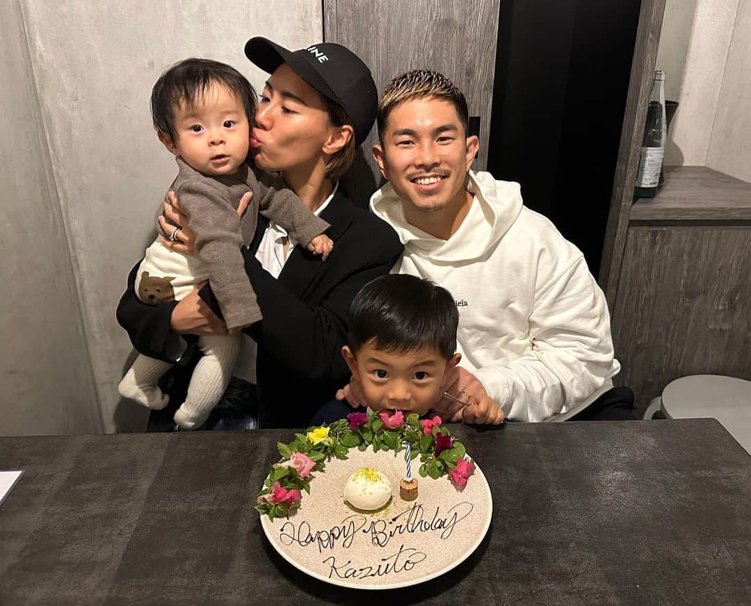 井岡一翔のインスタグラム：「- - 34歳になりました！  生きていれば人生 色んな事があるけど、 全てに感謝🙏✨  引き続き、 これからもよろしくお願いします！ - #井岡一翔 #birthday #34 #感謝」