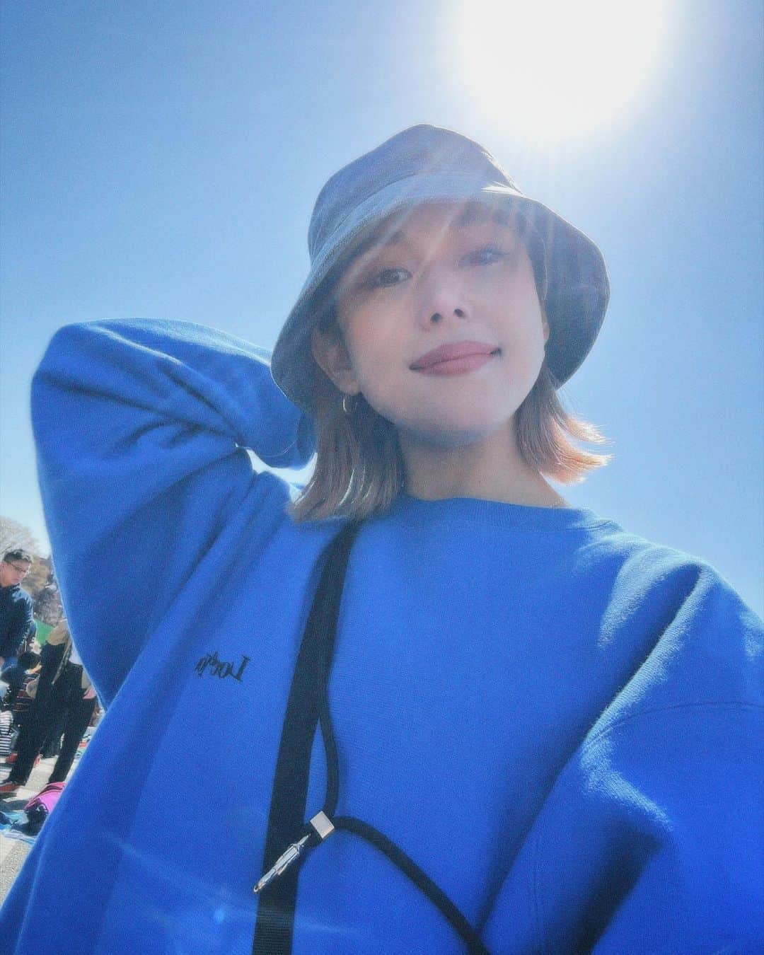 出浦寛子（HIROKO）のインスタグラム：「💙💙💙💙💙💙 ⁡ 旦那さんとフリマ！ すごい量だったけどみんなに手伝ってもらったおかげで たくさんの服と靴が次の持ち主の手に渡りました‪🫶🏻💞‬ まだあるので4月にまたやるよ😍 ⁡ 天気が良くてラッキーだった☀️ 浴びた紫外線は @sbeautyclinic でケアするので大丈夫！ @dr.y.yumi に解決してもらってます☺️  #sbeautyclinic #エスビューティークリニック」
