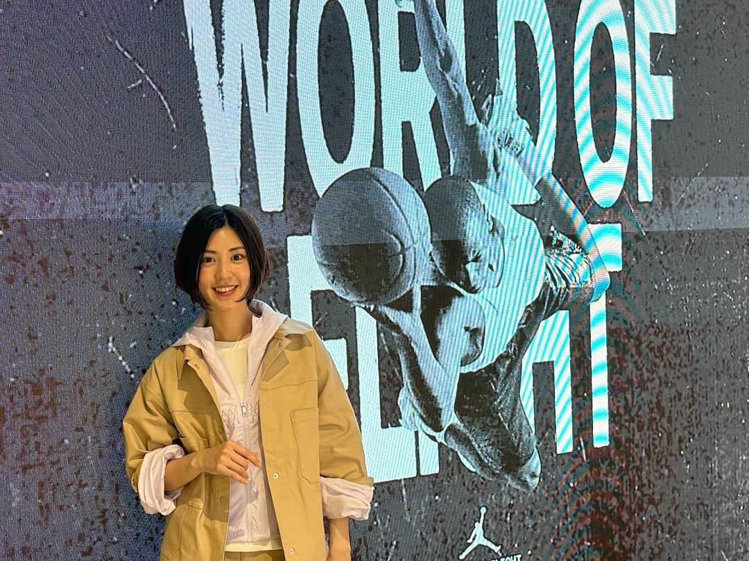 渡辺早織のインスタグラム：「World of Flight Tokyo Shibuya 🏀 レセプションパーティーのMCを マムシさんと務めさせていただきました。 英語と日本語での司会。 初めての経験でしたが、 皆様と一緒に楽しい時間を 過ごさせていただきました😊  やはり特別な憧れの存在 Jordan bland 店内はバスケショップというくくりでは収まらず、 アートと、カルチャーが 一体となっていることを教えてくれます。 明日3/25にオープンですので ぜひ遊びに行かれてみてください😊  個人的にお気に入りだったのは 八村塁選手の人生を描いたという3枚のアートです。  ヘアメイクはいつもの @chiharuboucle さん❤️ 素敵に仕上げてくださりありがとう😍😍💕」