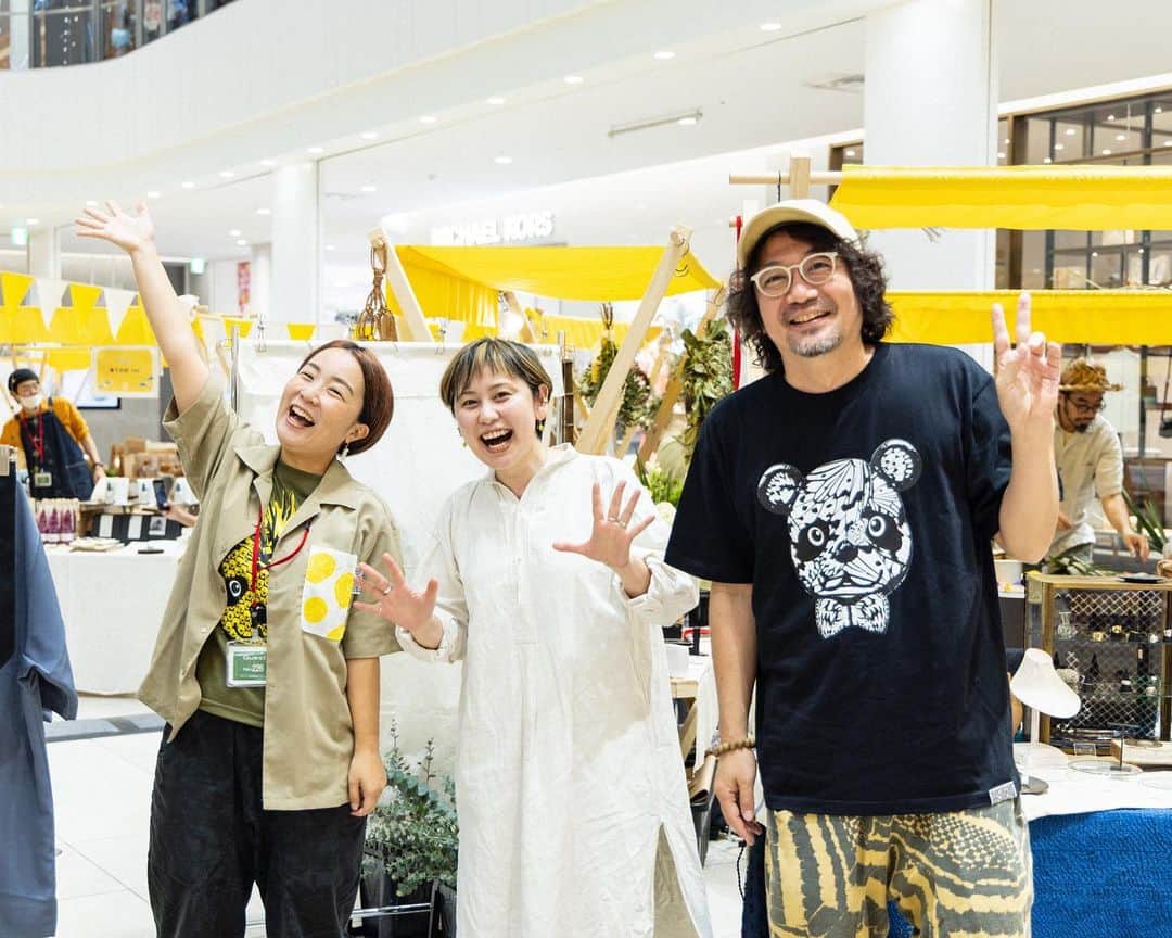 セソコマサユキのインスタグラム：「島の装いアカウントでも投稿してますが、島の装い。展も残すところ週末の２日間のみ（はやっ！）。  見どころはぜひ島の装いアカウントで確認してくださーい。 @shimanoyosooi_project   第三回はどんなフィナーレを迎えるのかな。ぼくは2日間とも会場にいますんで、ぜひ一緒の時間を共有してもらえたら嬉しいです。  ではでは、会場のサンエーパルコシティで待ってまーす！  #島の装い展 #島の装いプロジェクト #浦添西海岸サンエーパルコシティ」