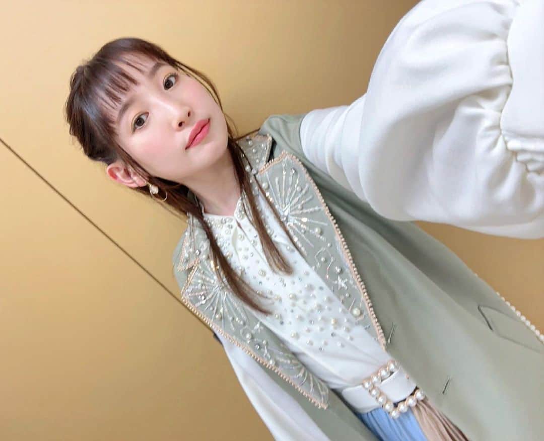 南條愛乃のインスタグラム：「【EJ My Girl Festival 2023】 2023.3.11 ⁡ ・・・ ⁡ インスタライブやって投稿したつもりになってました！ だいぶ日にちが経っちゃったけど、EJ My Girl Festival 2023ありがとうございました〜！ ⁡ 【出演】 MC 天津向さん 石原夏織ちゃん 田所あずさちゃん 中島由貴ちゃん 南條愛乃 ⁡ 【セトリ】 あなたの愛した世界 サクラタイマー（卒業の季節だしね！） ジャーニーズ・トランク サヨナラの惑星（発売日が2019年3月13日で近かったしね！） ⁡ 朗読はなぎさんこと、やなぎなぎさん「Roundabout」をテーマにした作品でした！ わたしは勇者役！ポンコツだったなぁ！笑 ⁡ ラストセッションはPoppin'Partyの「キズナミュージック♪」盛り上がってましたねぇ！ ⁡ ⁡ このライブ、コロナ禍後わたしにとって初の声出し解禁ライブでした！ 楽しかった〜！ お客さんいじりも久しぶり‥でもないな🤣 反応が返ってくるのが久しぶりでした(笑) ⁡ 自分のツアーがますます楽しみになりました〜！ ⁡ これまでも楽しいフェスだったけど 更に楽しさを共有できるフェスになりましたね！ ⁡ 衣装は、ジャニトラ感をイメージしつつ 等身大な感じで！春だし爽やかな配色になりました🌸 ホロ付きレースがめっちゃ可愛かったです！ ⁡ 楽しい時間をありがとうございました〜！ ⁡ ・・・ ⁡ スタイリスト＊前田千佳子さん ヘアメイク＊アサミさん（ @asamihorie_mua ）」