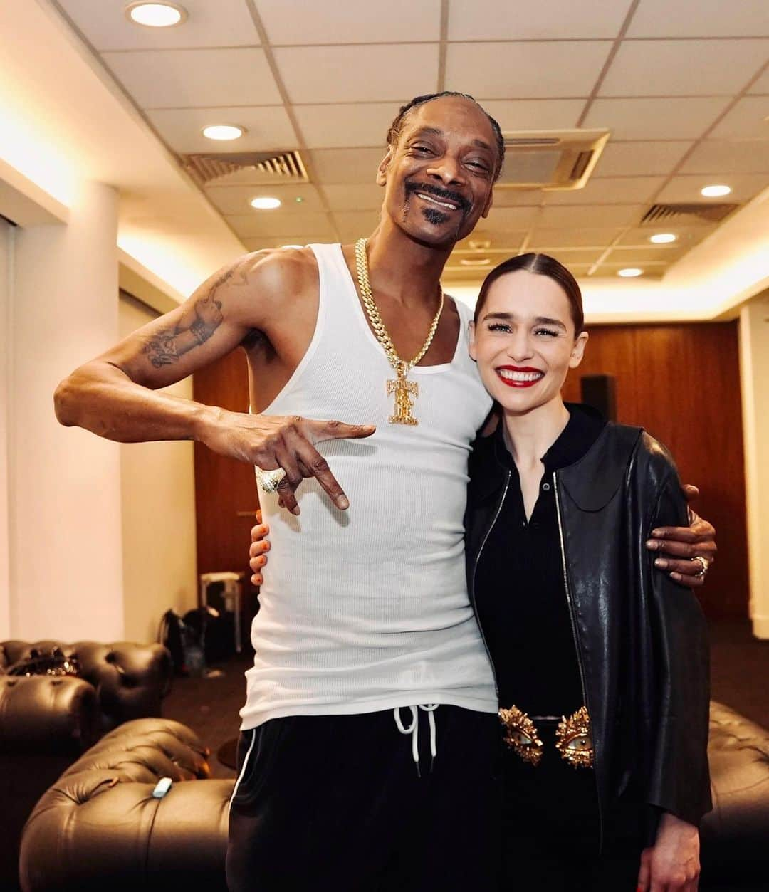 エミリア・クラークのインスタグラム：「SNOOP. DOGGY. DOGG. 🤯🥳 The man, the myth, the legend.  When he calls, you (I) come running.   #my16yearoldselfishavingalifealteringmomenthere  #soismy36yearoldself  #🤌🤩🥳」