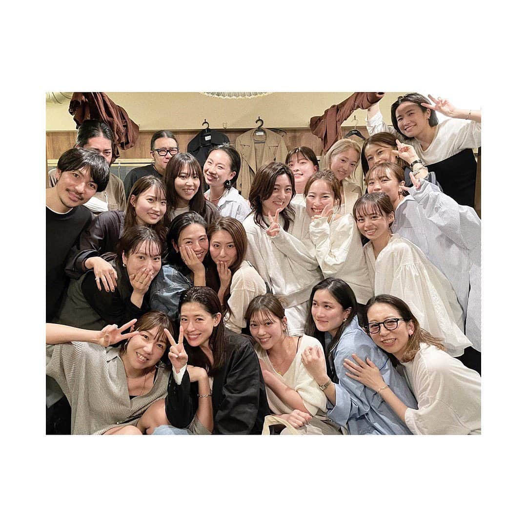 JUNNAのインスタグラム：「@etretokyo   本日は3月24日はETRÉ TOKYO 6才の誕生日  立ち上げ7年目の日  おかげさまで7年という時を重ねることができました  7年  こんなに夢中になれることに出会えたこと場所があることが有難く幸せです  この仕事に7年間も携わらせてくれた ブランドのお洋服を手にして下さる皆さま 共に走ってくれる仲間に 心からありがとうございます  今夜はETRÉ TOKYO内勤スタッフ、店舗スタッフみんなで集まってお祝い(23時現在進行形)  スタートした頃には想像もしていなかったこの景色  このチーム側から見ていると本当にみんなよく笑っている  職場とは思えない程いつもみんな笑っている  ハプニングや試練も笑って何でも一緒に笑い飛ばしてくれる  それぞれプロフェッショナルに各々の仕事をし  本当に頼もしい仲間たち  みんなといると底なしに楽しくて、心地よくて、仕事をしている感覚がない  そんな最高の仲間に囲まれて今夜は久しぶりに朝まで？😂  ・  今年のETRÉ TOKYOはたくさんのチャレンジをします！  久しぶりに東京を飛び出して直接お会いできる機会やお洋服に触れていただける機会も作っていきます　  É by ETRÉ TOKYOも♡  ひとつ目の発表は  EDWINコラボ第二弾！！  明日3月25日20時10分にYouTubeを公開します 商品ラインナップはETRÉ TOKYO HPにてご覧下さい  6周年目もどうぞご期待ください♡  #ETRETOKYO」