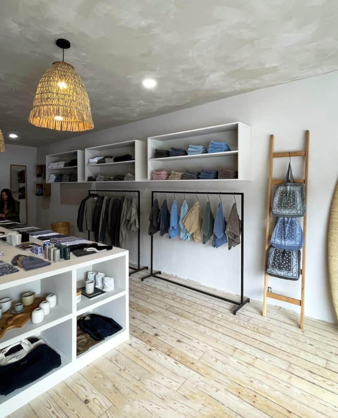セーブカーキさんのインスタグラム写真 - (セーブカーキInstagram)「SKU California is a collection within Save Khaki United that has a worn-in vintage look. It has a laid-back feeling that is sun-baked and gentle. ⁠ ⁠ SKU Silver Lake is now opened and focused on the SKU CA collection.  Here in this location, we bring you the SKU CA lifestyle products and a few of our favorite SKU main staples.⁠ ⁠ Come say hello. ⁠ Location and hours [linkdin.bio]⁠」3月24日 23時23分 - savekhakiunited