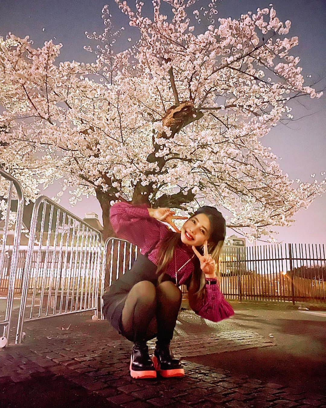 住谷杏奈さんのインスタグラム写真 - (住谷杏奈Instagram)「･ 夜桜🌸🌸🌸 ･ ･ 子ども達がバスケの練習をしていた場所の桜が とっても綺麗だった✨🌸🌸🌸 ･ ･ ブラウスとワンピースは @ganni  ･ #🌸#ganni」3月24日 23時26分 - annasumitani