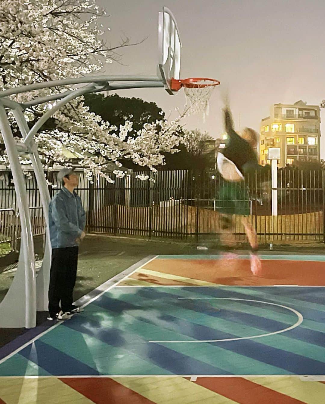 住谷杏奈さんのインスタグラム写真 - (住谷杏奈Instagram)「･ 夜桜🌸🌸🌸 ･ ･ 子ども達がバスケの練習をしていた場所の桜が とっても綺麗だった✨🌸🌸🌸 ･ ･ ブラウスとワンピースは @ganni  ･ #🌸#ganni」3月24日 23時26分 - annasumitani