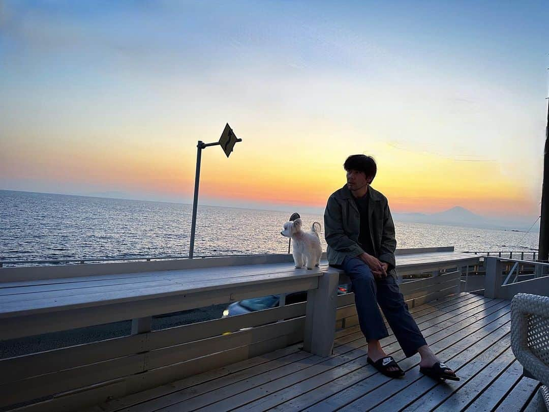 山中崇史さんのインスタグラム写真 - (山中崇史Instagram)「👣と🐾と夕暮れの海」3月24日 23時26分 - yamanaka_takac