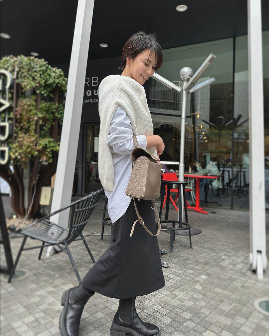 のインスタグラム：「🌙  寒かったり あつかったり🤍  #Osaka#大阪#ootd#uniqlo#hm #男の子ママ」