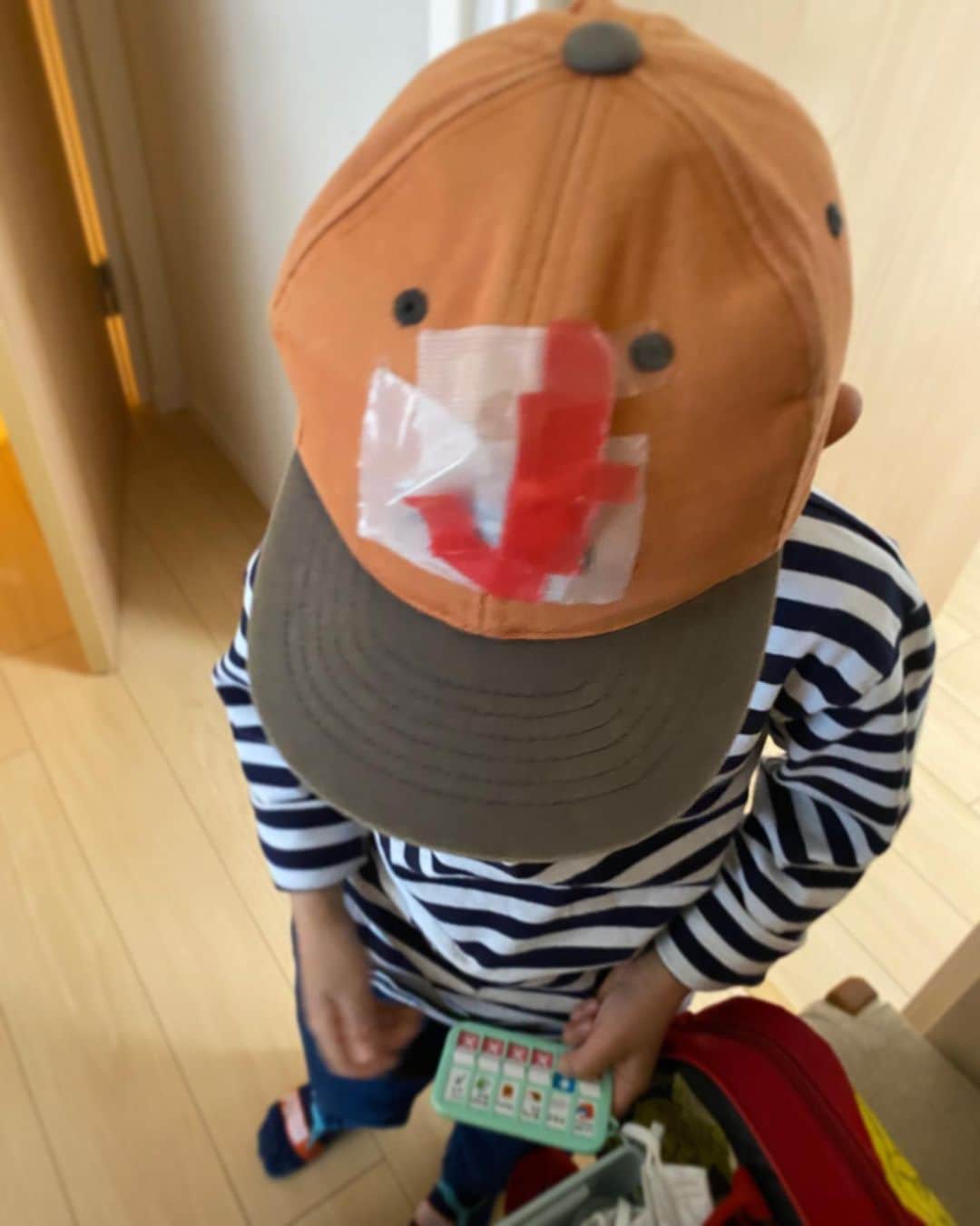 千北英倫子のインスタグラム：「. Jマーク貼って 工作したバット持って 上履きは忘れて幼稚園に行った息子  汚れていいから靴下で過ごしなぁと突き放したら お迎え行くと牛乳パックで作った即席の上履き履いてた〜課題解決力🤣💮  サッカースクールに通っているけど 野球も習いたいそうで きっと秋にはラグビーやりたいって言い出すな とにかく明るいお祭り男🫶🏻 .」