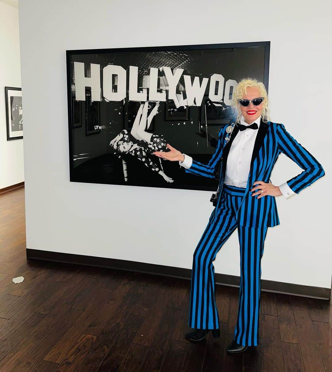 エレン・ヴォン・アンワースのインスタグラム：「Welcome to my show BOMBSHELL @faheykleingallery 📸  Los Angeles ! Thank you to everybody for coming to the opening  and making it such  an unforgettable  night! ❤️❤️❤️❤️❤️」