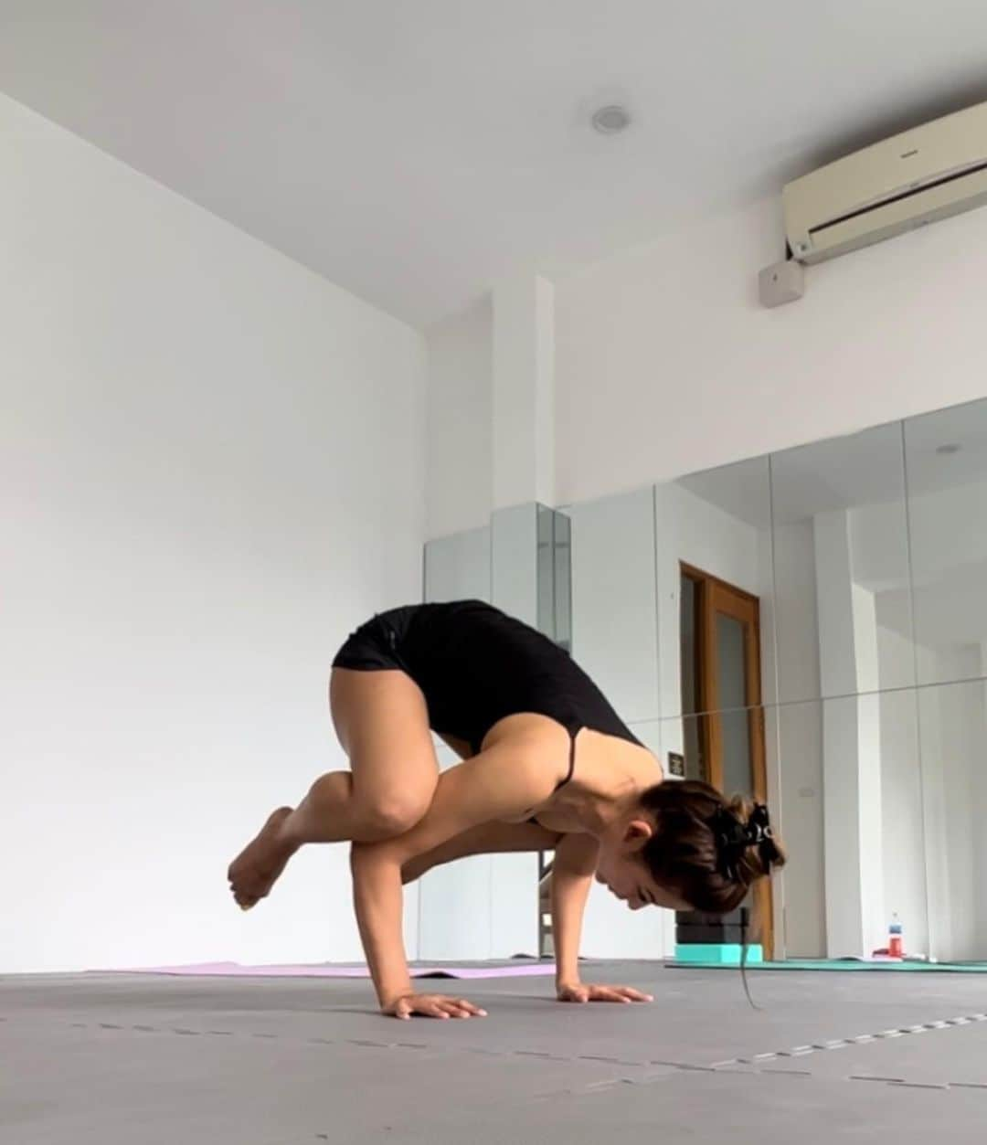 April Imanさんのインスタグラム写真 - (April ImanInstagram)「Yoga is the perfect combination of strength and flexibility 🙏🙏 . . . . #apriliman #yogapose #yogadaily #armbalance #yogagirl #armstrength #corestrength #yogaandstrength #yogachallenge #strengthworkout #strongwomen #balancetraining #traininghard #flexibilitytraining #flexibility #crowpose #compasspose #candlepose」3月24日 23時54分 - april_iman