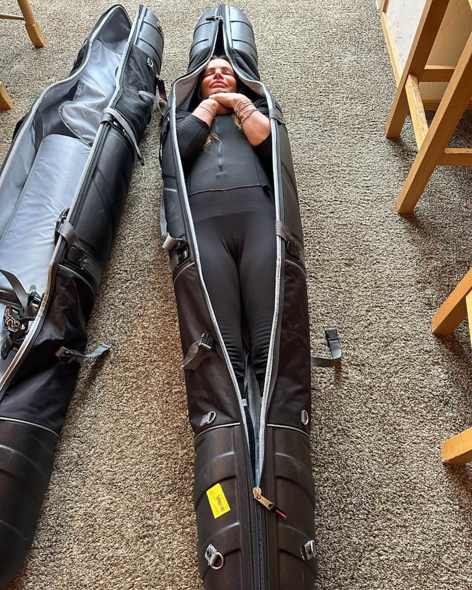 ガブリエル・アンウォーのインスタグラム：「FedExing myself back home with the skis. @shareefmalnik @storm.a423 @antoinanwar @shamsmalnik」