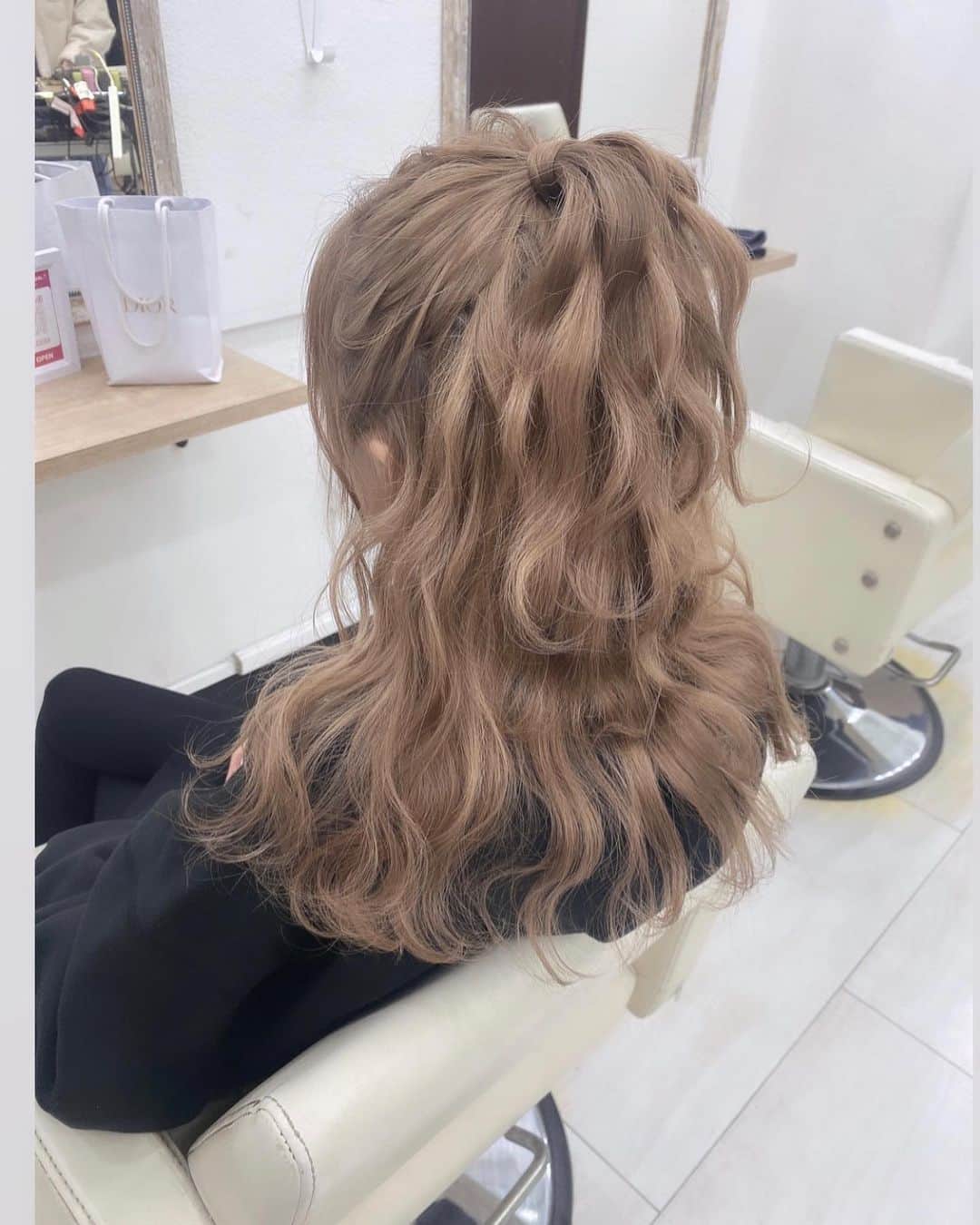あゆかのインスタグラム：「おきにのヘアメ♡♡♡ 髪切ったのにまだ長い😈  .  .  #千葉キャバクラ#千葉富士見キャバ嬢#千葉富士見町キャバ嬢#千葉富士見キャバクラ#arドレス#ジュエルズドレス#千葉#ファッション好きな人と繋がりたい#ヘアメイク#お家スタイル#息してる？#followｍe4 #follow4like#followtrain  .  .」