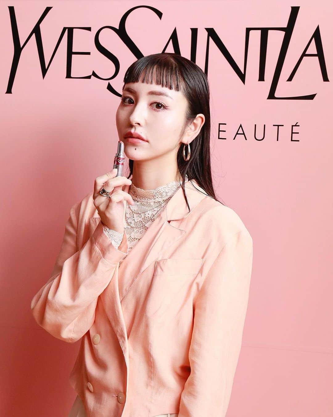 前山奈津巴のインスタグラム：「イヴ・サンローラン @yslbeauty の人気のツヤリップ「ルージュ ヴォリュプテ キャンディグレーズ」から本日3/24に新色が発売されたとのことで、新色発売イベントに参加してきました〜〜〜☺️🌸 (グロスを超えたツヤとカラーでキャンディ コーティングする、スキンケア成分約78％配合の潤い溢れるケアバーム リップスティック)  新色の３色は、トレンドの“Y2K”メイクにぴったりの、つややかでジューシィなヌーディカラーがラインナップとのことで全色お試しをっ🫶🏻  むっちりぷるぷるのリップになれてとっても好みでかわいかった。。。😭  私は15番のイチジクのようなテンダーピンクSHOWCASING NUDEがお気に入りだったよ💗💭   #キャンディグレーズ #PR」