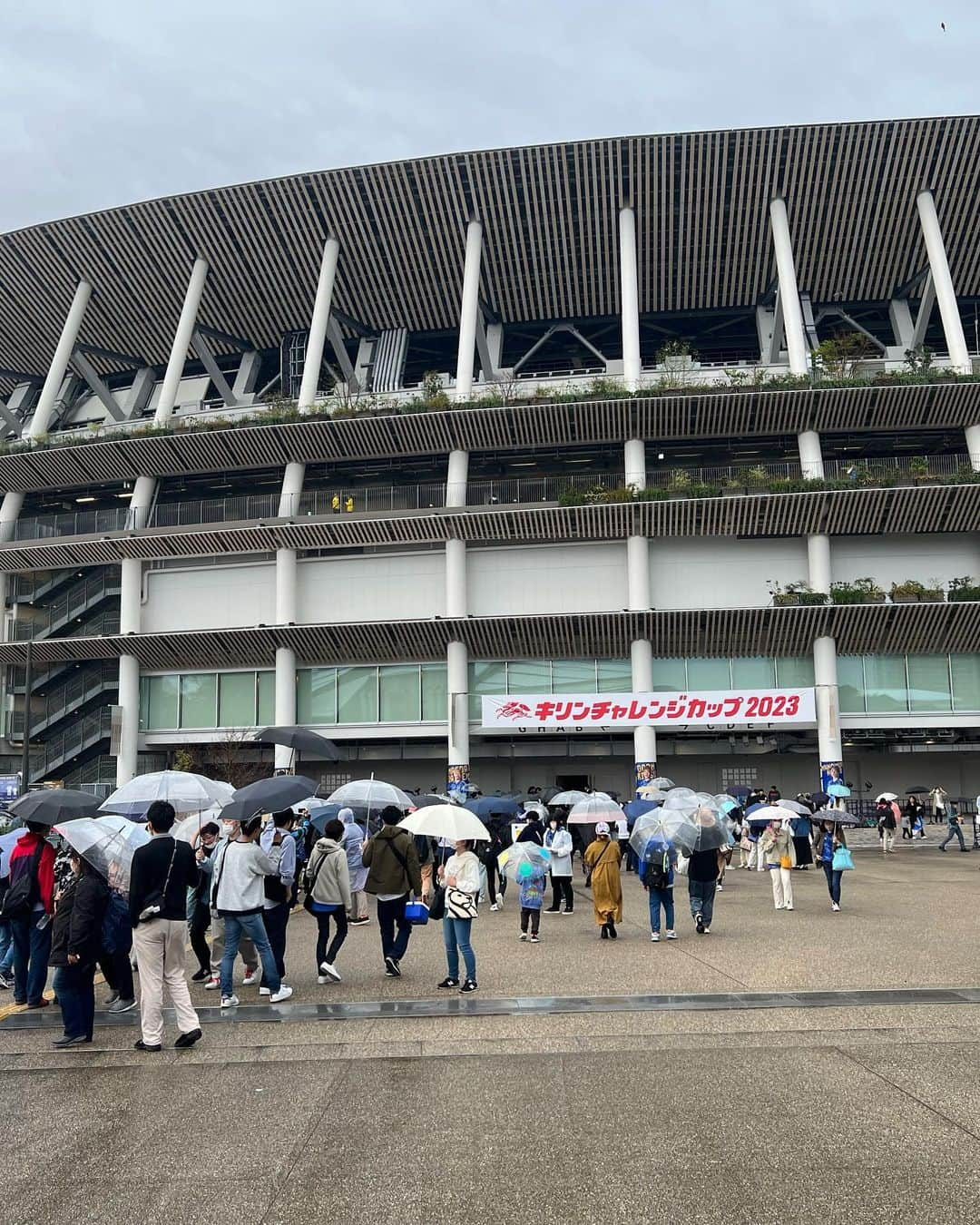 ひらのっちのインスタグラム：「サッカー日本代表、ウルグアイ戦、国立へ⚽️初新国立✨久々の代表観戦😊楽しかったー✨ 三笘選手が1番人気なのはよーくわかった👕 #サムライブルー #サッカー #三笘 #三笘薫 #三笘さん #三笘選手 #日本代表 #日本代表サッカー #ウルグアイ代表 #ウルグアイ戦 #国立競技場 #キリンチャレンジカップ」