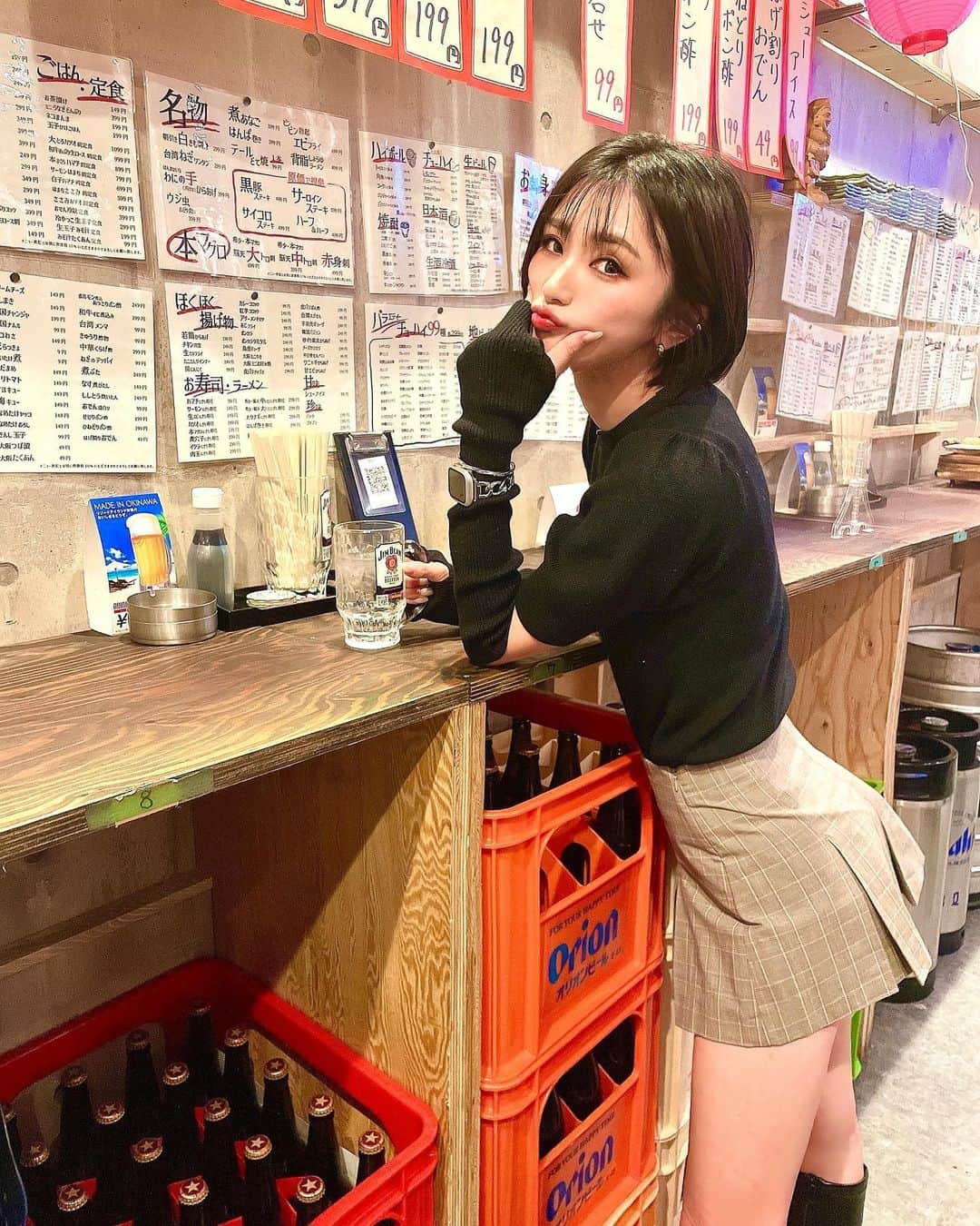 ばんちゃんさんのインスタグラム写真 - (ばんちゃんInstagram)「昼飲み良くするねんけど、この日は大阪の天満🍶 #昼飲み仲間募集 . . ウジ虫とかゴキブリがメニューにあって本間🤭怒るよ てなりました‼️ . . もちろん頼んでない！笑笑😂 . . 勇気ある人は是非🙏 もはや、こーゆうの食べた事ある人おる？ . . 罰ゲームでコオロギは食べされたことあります🙋‍♀️💢 . . #居酒屋#飲み歩き#女子旅 #天満グルメ #天満飲み #😊#ショートカット#ショート#ショートボブ#ショートヘア#昼飲み#大阪食い倒れ#ゲテモノ#ゲテモノ食い #ゲテモノ料理 #黒コーデ#黒ニット」3月25日 0時04分 - ban_chan__