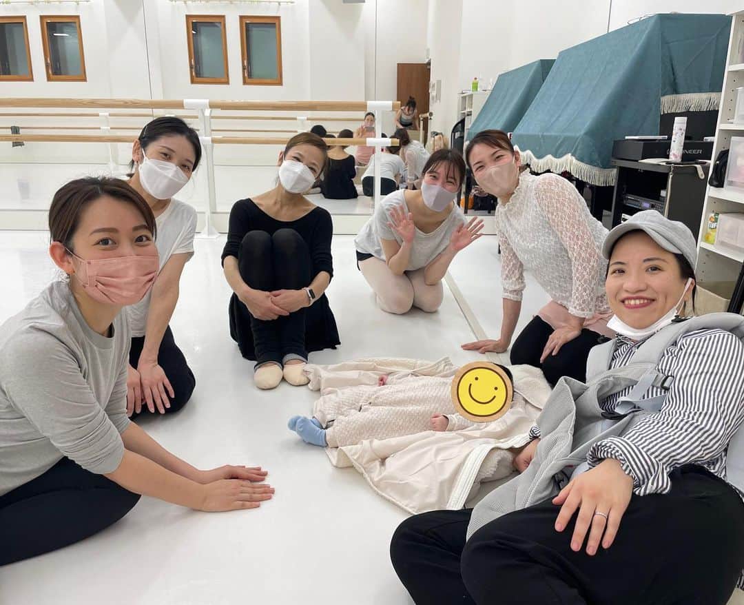 須黒清華のインスタグラム：「先週… 意を決して、何年ぶりかも覚えていないバレエ🩰レッスンへ！ 自分の身体の現実を知ろうと思いまして。 結果… ひとつひとつの動きが、痛いこと痛いこと🤣 自分の体重に膝が負けちゃうから、ジャンプはやめときました笑  それでも、音楽に合わせて踊るのは💃やっぱり気持ちが良い！ 何より小さい頃からお世話になった先生や、一緒に切磋琢磨した仲間が集まるこの空間は、いつでも癒しの場なのです🍀  とりあえず名前だけ書いて入会しちゃったので、また通ってみる予定です😊✨ いつかまた、トゥシューズはけるかなぁ😳💦 #クラシックバレエ  あ、#レオタード なんてもう持っていなくて、というか着る勇気もなくて笑#ヨガウェア 🧘‍♀️です #バレエレッスン #トゥシューズ もう少しバレエらしいポーズすれば良かった笑 バレエ歴16年」