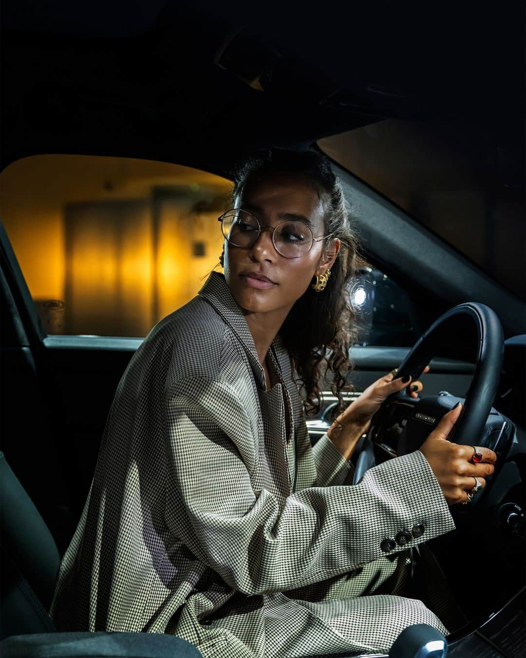 のインスタグラム：「An afternoon with gallerist @hannahtraore.  #RangeRoverVelar」