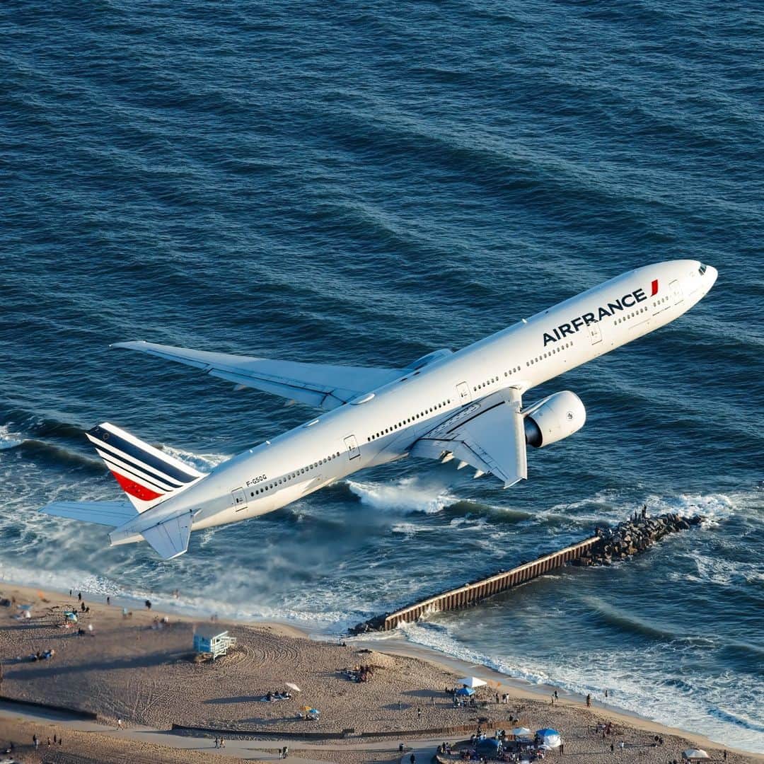 エールフランスのインスタグラム：「Flying over the West Coast 🇺🇸  📸 @rotatespotter  #airfrance #aviation #avgeek #b777 #losangeles」