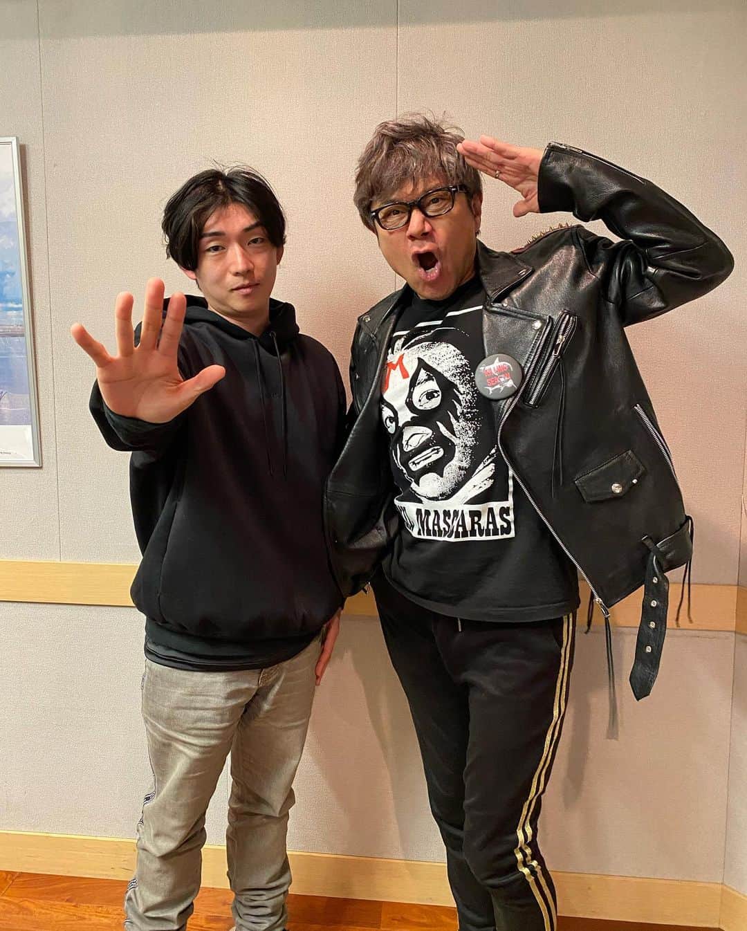 伊津野亮のインスタグラム：「CEOしか居ない ROCKバンド！スゲェなあ （社長の道楽的バンドでは ございませぬ！） ガチなバンド！ @dual.all_member_all_ceo  今日は翔太君（生放送出演） 代表宮田佑貴君（本番前挨拶に） road to budokanを掲げて そこに猪突する DUAL これからも応援していきますよ！ 留守番のメンバー2人にも よろしくお伝え下さいませ」