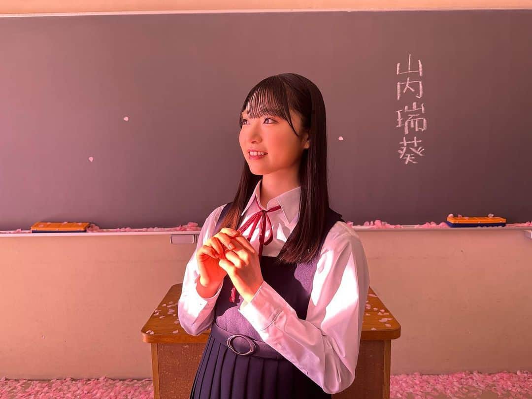 山内瑞葵さんのインスタグラム写真 - (山内瑞葵Instagram)「. ୨୧┈┈┈┈┈┈┈┈┈┈୨୧ . AKB48 61st シングル 『どうしても君が好きだ』MVが解禁されました！！！ . 私は転校生の少女を演じました🌸 監督から、 『ちょっぴり緊張してる感じを出してほしい』 と言われトライしてみたら たくさん褒めていただきました！！！ 嬉しかったなぁ🤭 転校初日で緊張してる山内瑞葵を ぜひ見ていただけると嬉しいです💭 ちなみに黒板の名前は自分で書きました✏ 最後は笑顔で🌸をファーってしてる山内瑞葵も出てきます！ ダンスシーンでは珍しくハーフツインしました👧🏻 . #AKB48 #どうしても君が好きだ . ୨୧┈┈┈┈┈┈┈┈┈┈୨୧」3月25日 0時05分 - zukky_48