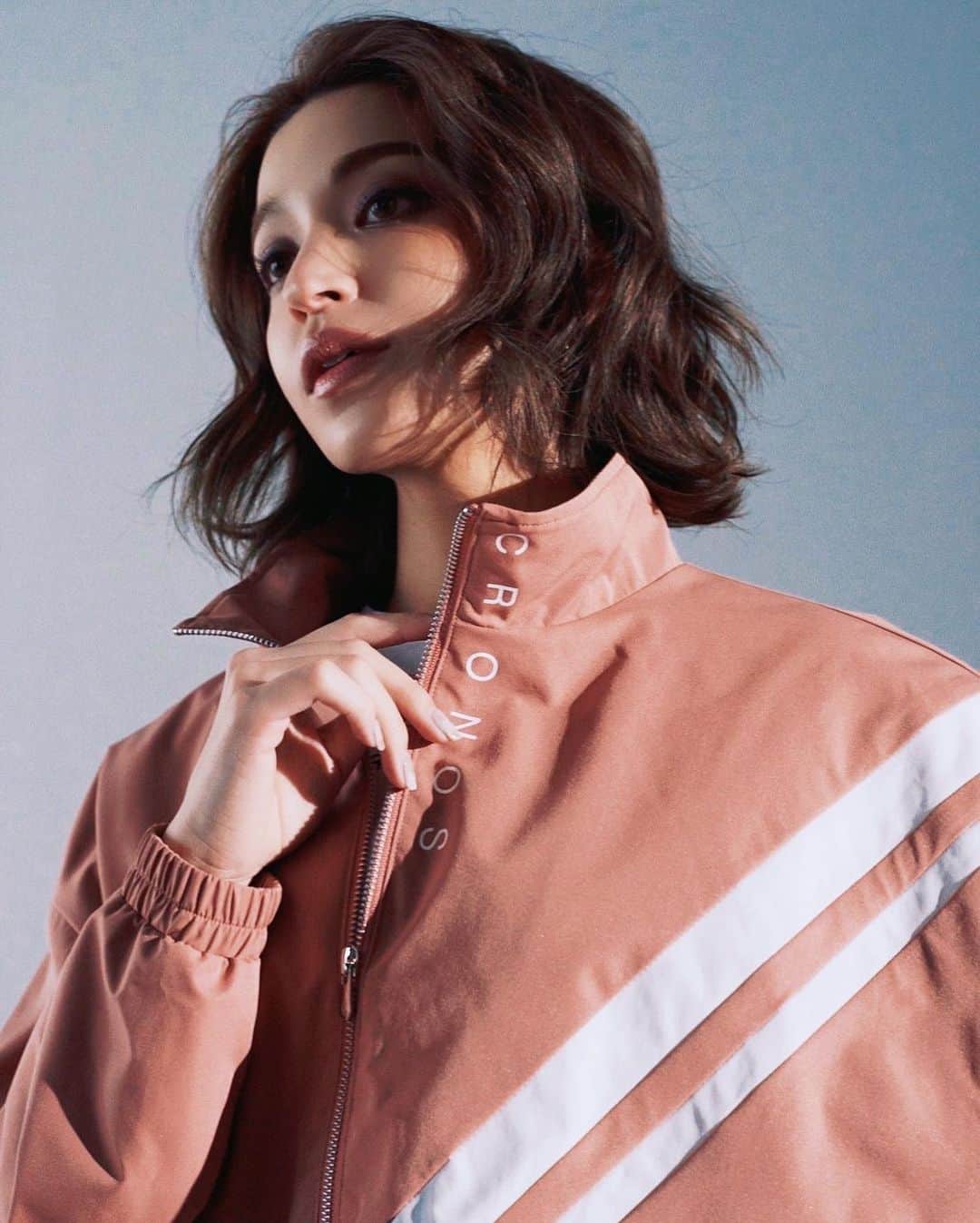 CARINA（日向カリーナ）のインスタグラム：「CRONOSの新作発売❤️‍🔥 25日、本日から発売になります✨ オンラインでは27日からの販売となります🌼 今回もとてもかっこよくて可愛い着ててオシャレな商品が出てますので是非Check✅です✨ 春なので皆さんトレーニング意識も高まり売り切れにご注意です⚠︎😹  @cronos_women   @cronos_apparel   Store GIXZA SIX 3/25 10:30-  Tokyo/Nagoya/Osaka 3/25 11:00-  Online Store 3/27 21:00- ーーーーーーーーー」