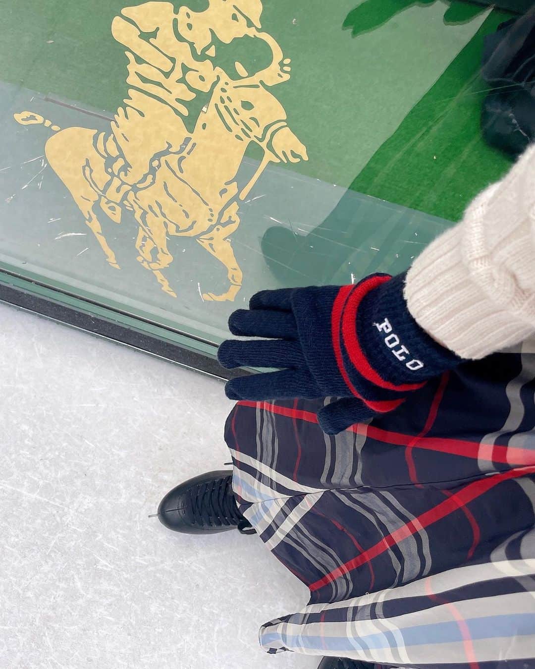 伊藤奈月さんのインスタグラム写真 - (伊藤奈月Instagram)「⁡ ラルフローレンカフェでスケート⛸🐎 ⁡ ちょっと前の冬の思い出☃️ スケートとドリンクに加えて、 この POLOの手袋まで ついてくるの🧤 ⁡ 貰える手袋が " ネイビー × 赤 "  とわかっていたので、 それに合わせた Ralph Laurenコーデで 行ってみたよ🐎🫶🏻 ⁡ #RalphLauren  #ラルフローレン #ラルフローレンカフェ  #cafe  #カフェ #poloralphlauren  #ポロ #ラルフローレンコーデ  #スケート」3月25日 0時15分 - naachan__