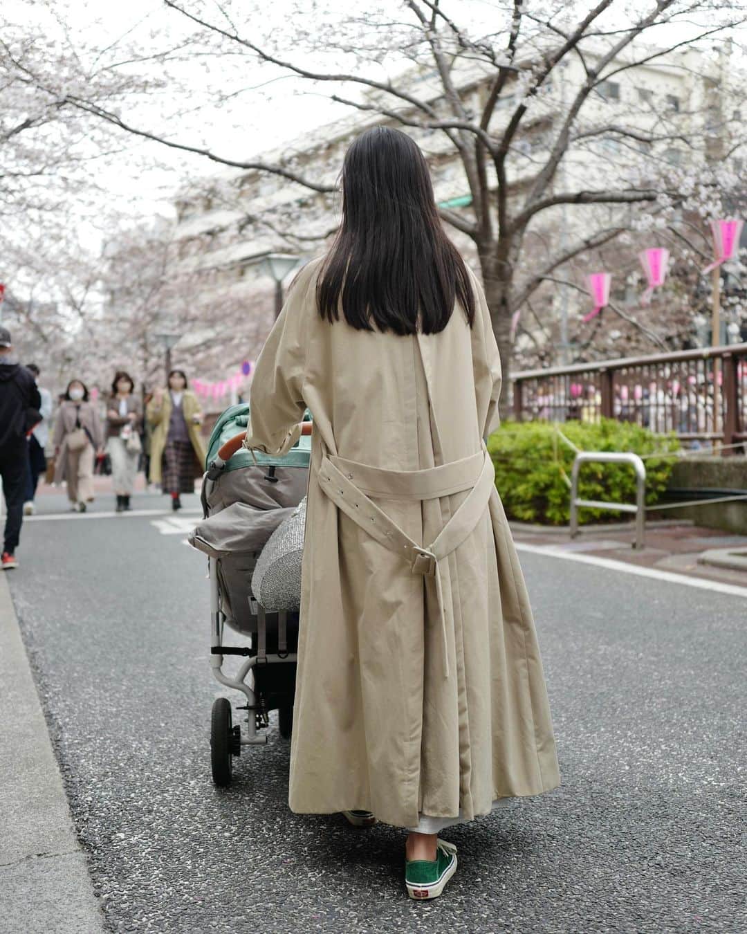 武智志穂さんのインスタグラム写真 - (武智志穂Instagram)「東京を離れる前に目黒川をみんなでお散歩🌸 この時はまだ5分咲きとかだったけど、淡いピンクのもこもこ、可愛かったなぁ。 今年は家族揃ってみることができて嬉しかったです☺️」3月25日 0時21分 - shiho_takechi