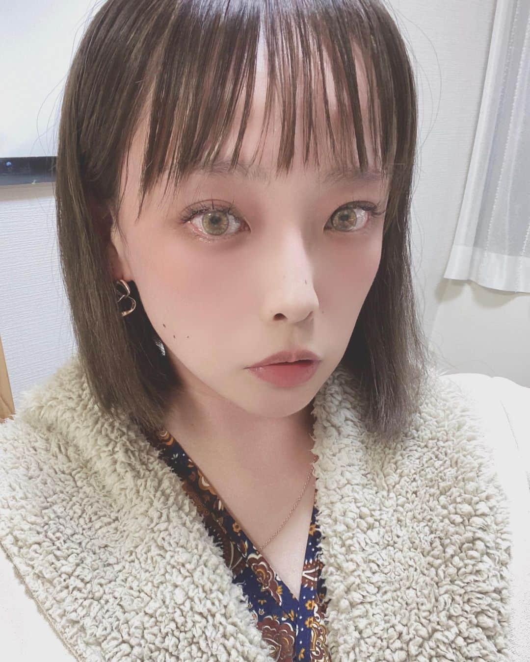 大谷雅恵のインスタグラム：「自分の不注意で尾骶骨を思いっきり打ってそれからずっと痛くて🤥  ネイリスト用の丸椅子に座布団敷こうか悩むほどです。  調べたら骨折でなければ数週間で治ると。  数週間⁉️  そんなかかるの⁉️  皆様、尾骶骨は大切に。」