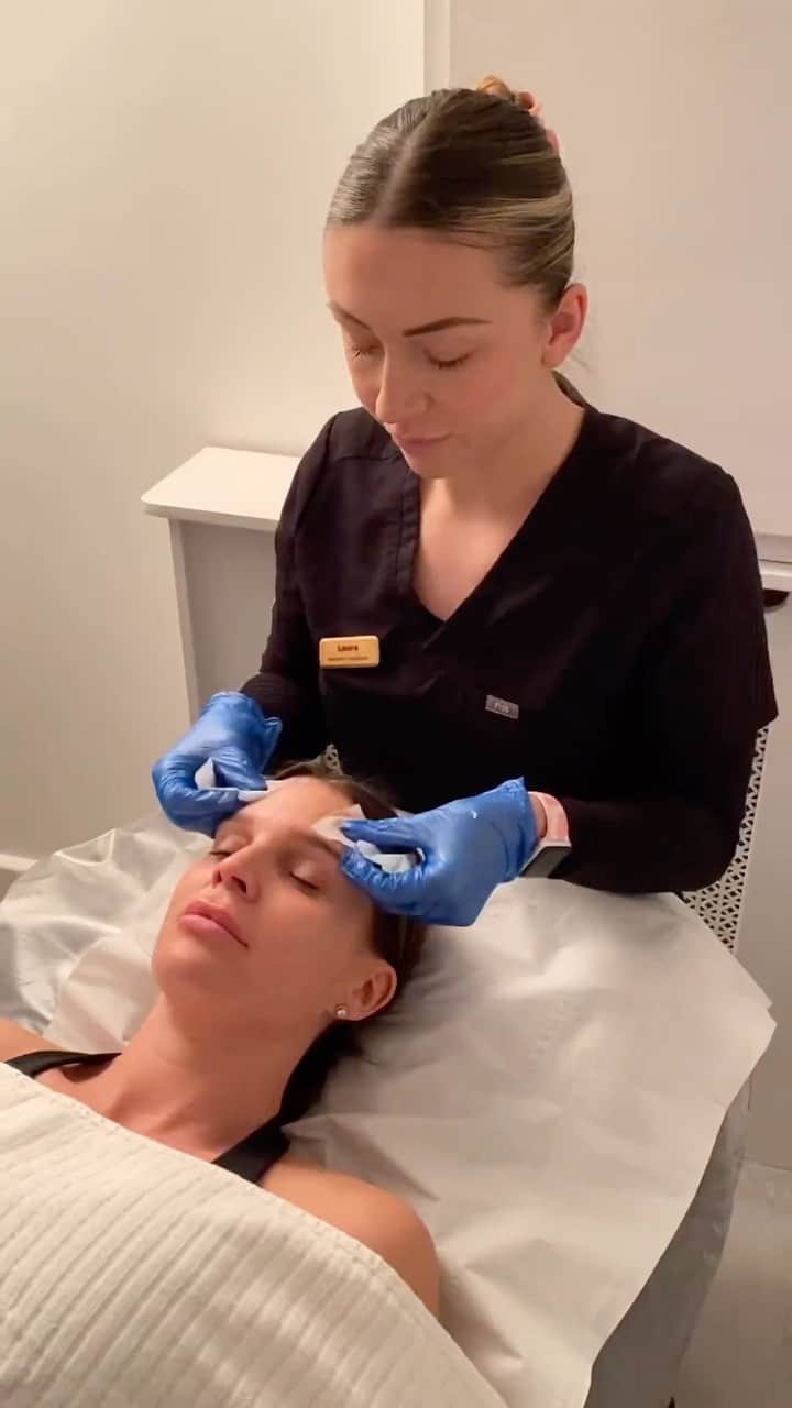ダニエル・オハラのインスタグラム：「The Gorgeous @missdlloyd started her Obagi Blue Radiance peel journey 🤩 @missdlloyd concerns were pigmentation, improve texture & to provide instant radiance. With the Obagi radiance peel you will get tighter, smoother, brighter looking skin with only 1 treatment needed 🤩 keep your eyes peeled for the amazing results ☺️ #clearskin #skincare #daniellloyd #birmingham #fijiskinclinic #obagiskincare #obagipeel #skincarejourney #obagibluepeelradiance」