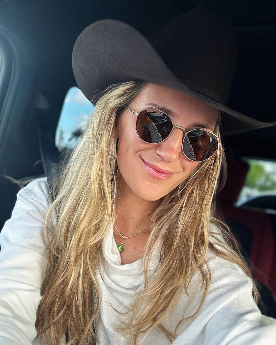 ビクトリア・アザレンカのインスタグラム：「🤠 after watching 2 seasons of Yellowstone 🤣  Swipe for the full 👀 w 👢   See you in Montana」