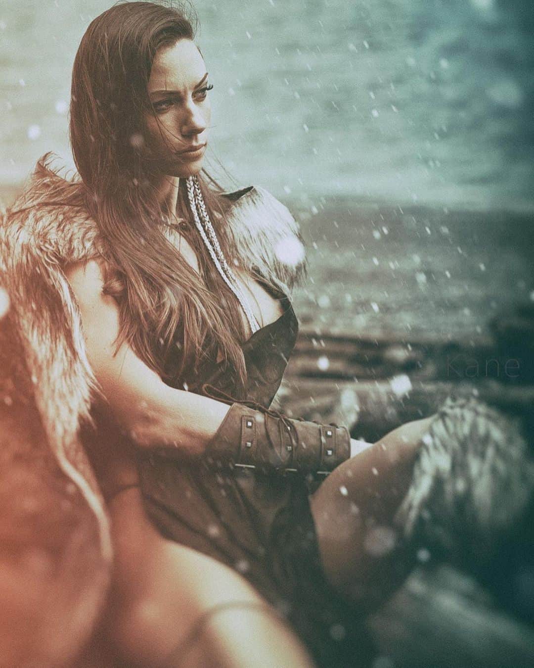 Janna Breslinさんのインスタグラム写真 - (Janna BreslinInstagram)「This is the greatest sword we can carry… a determination to keep moving forward.  Our Viking ancestors traveled with the same armor, only less evidence of how to weather the storm and truly look after themselves 😳  Fast forward to today, and we’ve got more answers and more ambiguity than ever… which means the journey isn’t over.   We have to #GTFOutside of all this health and wellness chaos, and find a clear path forward.   The ONLY way is to embrace the thrill of the unknown, to return to nature and learn for ourselves again.  📸: @ekanephoto  #EarnYourFreedom #cosplay #viking #vikingcosplay」3月25日 0時35分 - jannabreslin