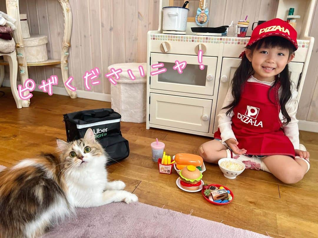 マンチカンのココ王子さんのインスタグラム写真 - (マンチカンのココ王子Instagram)「4コマ劇場(5コマ)  おままごとに参加するあんずとリボン🎀  👧🏻Hello. 😼Hello.  😼Can I have pizza? One tuna pizza and a chikin pizza,please.  👧🏻Mmm.....  👧🏻All pizza are sold.Sorry!  😼🙀😹😹😹  #4コマ漫画#ミヌエット#マンチカン#猫のいる暮らし#猫との生活#おままごと」3月25日 0時35分 - cocolog_cat