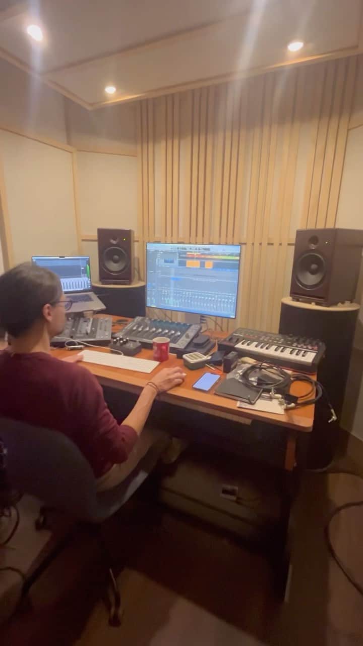 のインスタグラム：「Back to the studio! Working on my new song😎🔥」