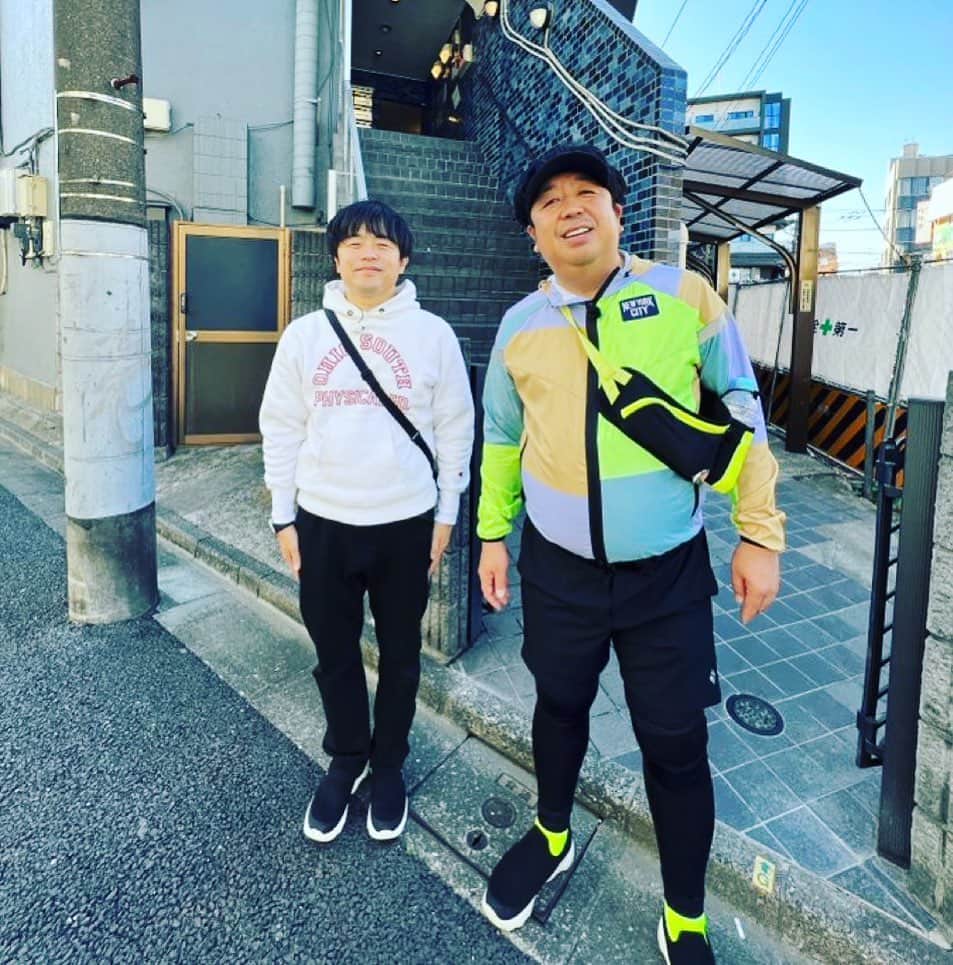 バカリズムのインスタグラム：「日村さんのウォーキング番組。 仕事がなかった20代の頃に一緒に過ごした街を歩きました。 ちなみに後ろの建物は昔日村さんが住んでいたマンション。」