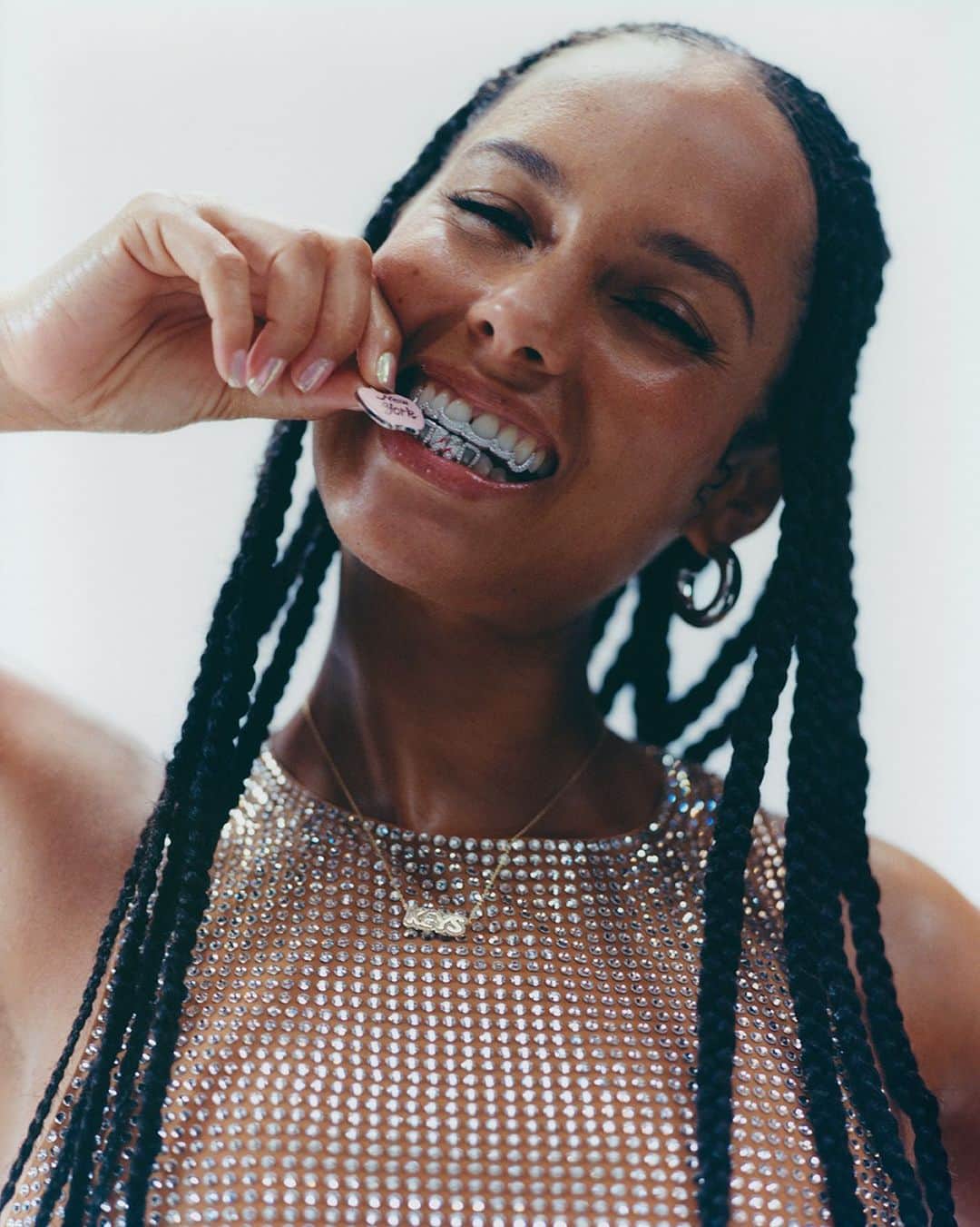 モンクレールのインスタグラム：「“My mother and New York City taught me how to explore, experiment, try. And how to fail, fall down, and get up.”  It takes a city to raise a Genius. Sharpened by grit and realized on a world stage through talent and determination, Alicia Keys’ first Genius collection is for those who are born to shine.  See all the looks on moncler.com.   #MONCLERGENIUS  #MONCLERALICIAKEYS  @aliciakeys  Photography : @laurajanecoulson」