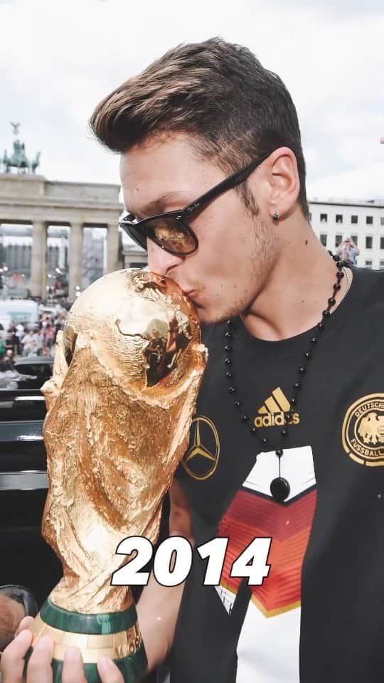 メスト・エジルのインスタグラム：「How time flies ... ⏳⚽〽️❤️」