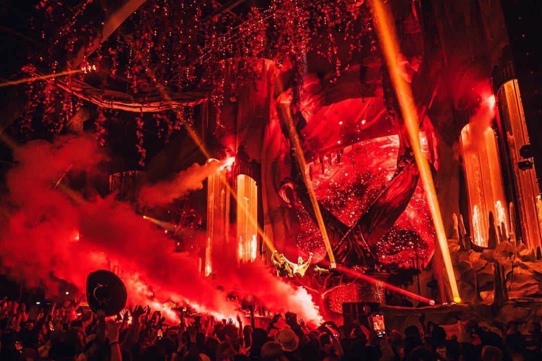 サネリー・ジェームズのインスタグラム：「Who wants us to upload our full @tomorrowlandwinter set? ❄️」