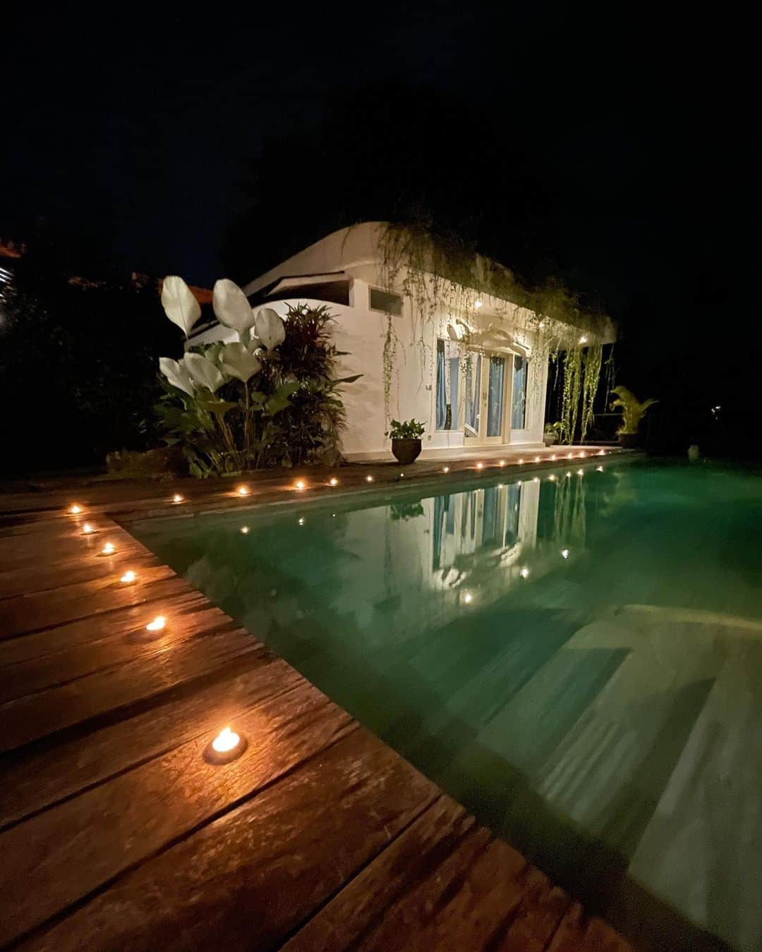 榎本温子のインスタグラム：「This is my first staying at Ubud in Bali.I miss Bali… At night, you can see firefly from infinity pool if you lucky! You can make a reservation on booking.com. If you don’t need service by staffs, request to them.  #bali #ubud #balihotel #ubudhotel #ubudvilla #manasari #manasaribali」